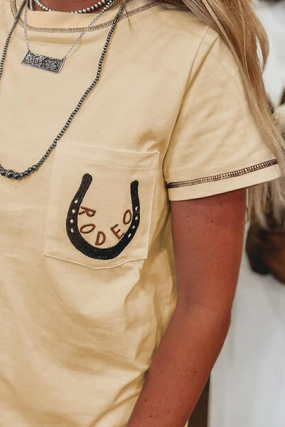 Outlet Dear-Lover RODEO Horseshoe Embroidered Patch Pocket T Shirt Apricot