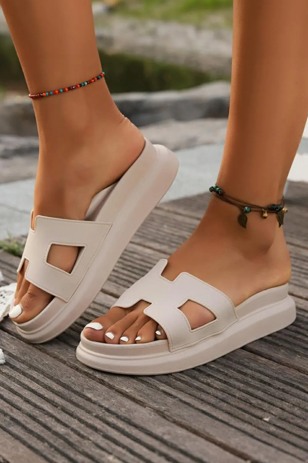 Fashion Dear-Lover Cutout Design Open Toe Platform Slippers (Run Small, Size Up) Beige