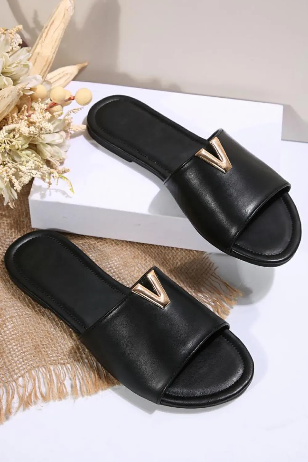 Outlet Dear-Lover V Shape Metal Decor PU Leather Flat Slippers Black