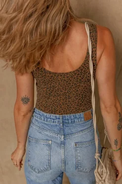 Discount Dear-Lover Leopard Printed Sleeveless Scoop Neck Bodysuit Brown