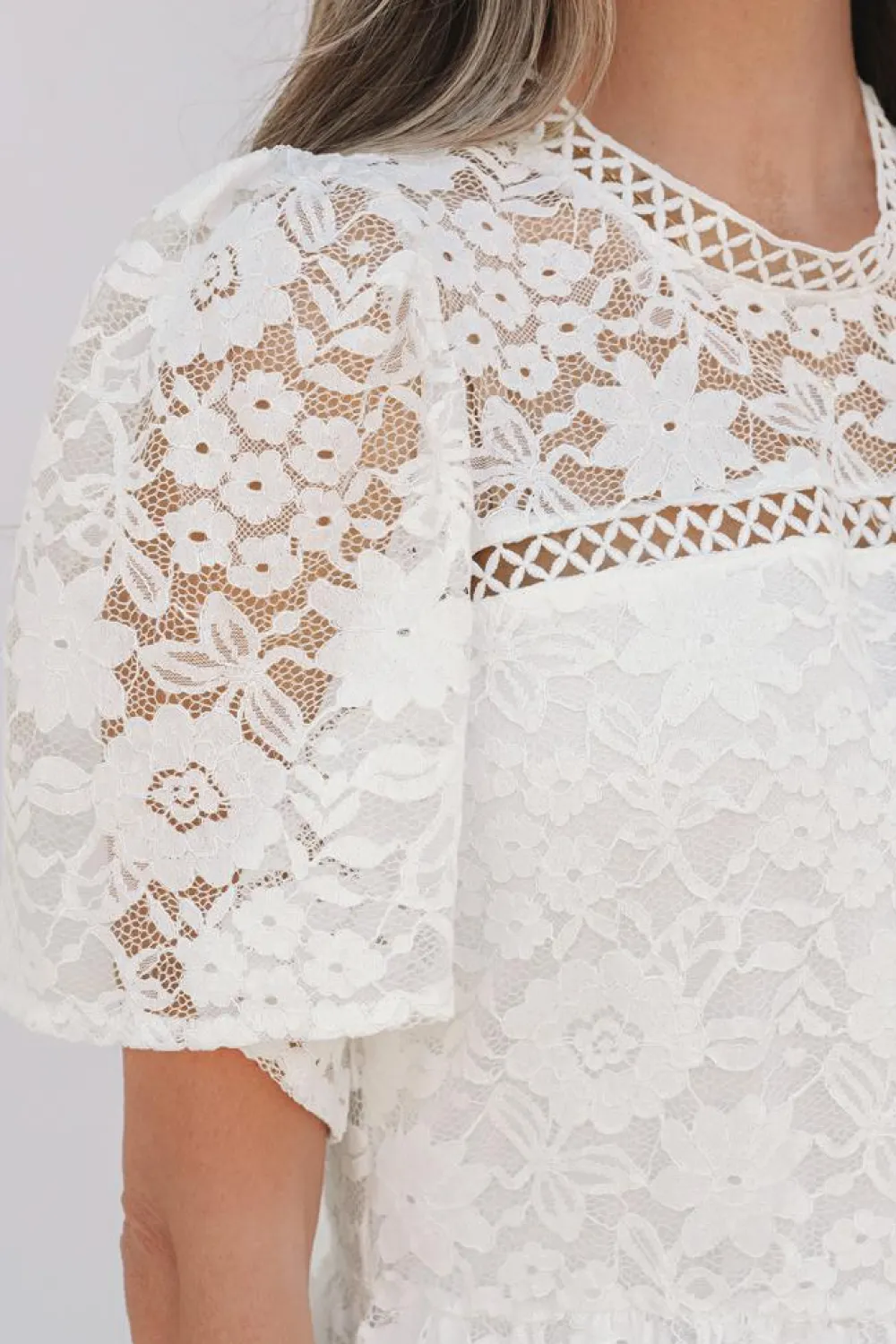 Discount Dear-Lover Short Sleeve Scalloped Floral Lace Peplum Blouse White