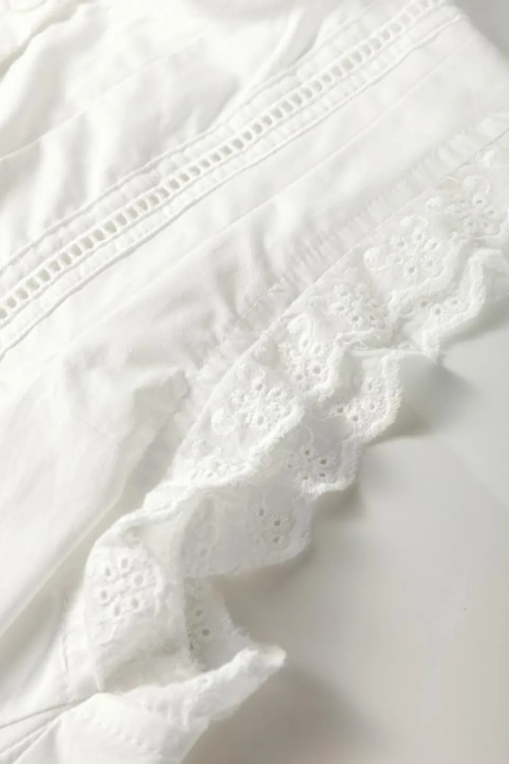 Sale Dear-Lover Solid Color Lace Crochet Eyelets Sleeveless Buttoned Shirt White