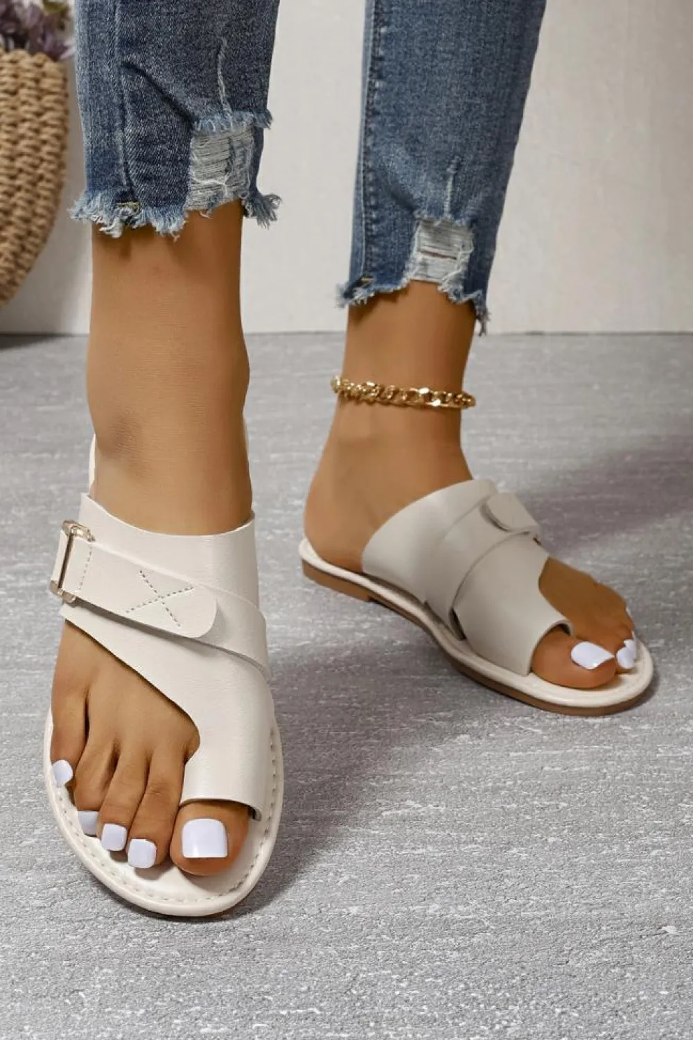 Clearance Dear-Lover Toe Ring Flat Sandal Slippers White