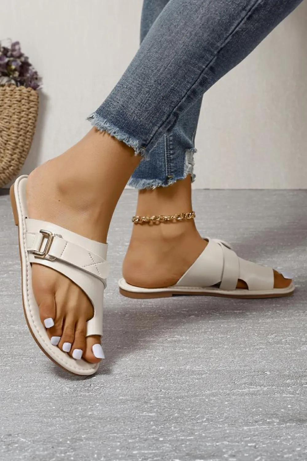 Clearance Dear-Lover Toe Ring Flat Sandal Slippers White